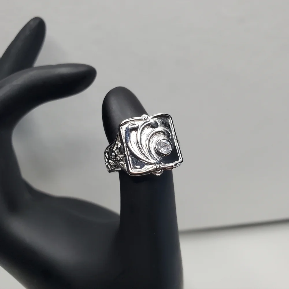 Mens Silver Open Locklet Secret Compartment Ring - Picture 6 of 16